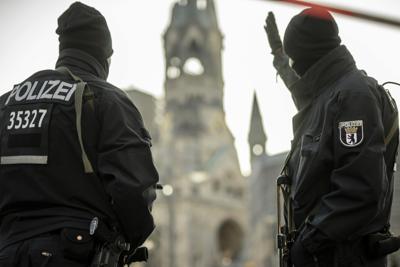 Un camion contro la folla in un mercato di Natale a Berlino