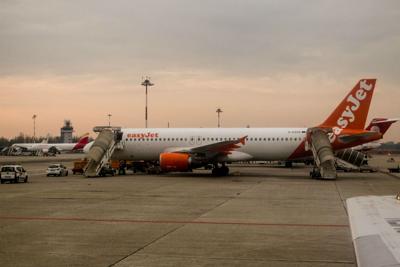 Conversazione sospetta su aereo Lubiana-Londra, tre arresti