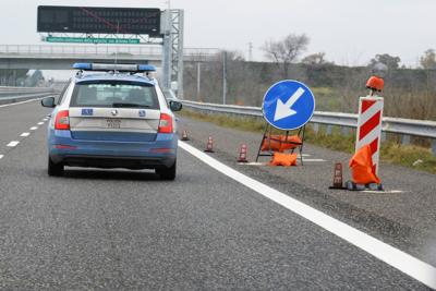 2 camion in fiamme su A14, morta persona
