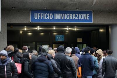 Soldi in cambio di permessi di soggiorno: arrestati 6 poliziotti Soldi in cambio di permessi di soggiorno: arrestati 6 poliziotti